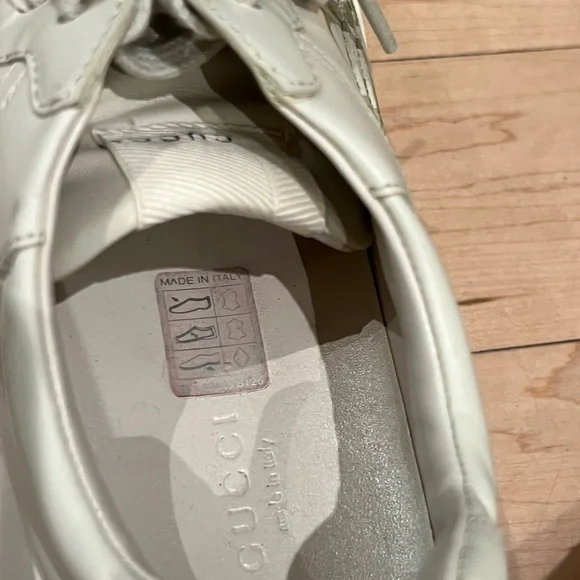 Gucci Off-White Sneakers with Logo Accent - Picture 6 of 8